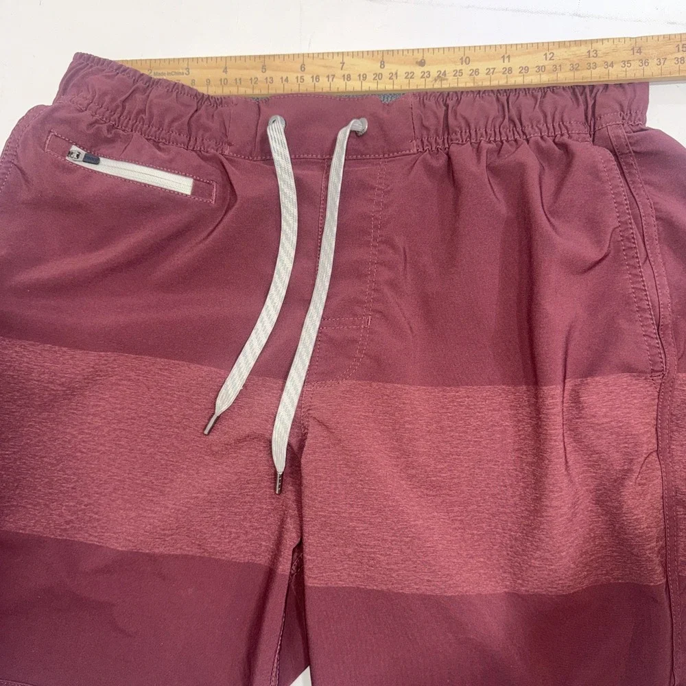 Vuori Banks Red Striped Coastal Gorpcore Activewear Board Scallop Shorts Medium